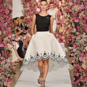 □$5,700 OSCAR DE LA RENTA ICONIC SILK BLACK WHITE FLORAL RUNWAY DRESS US S